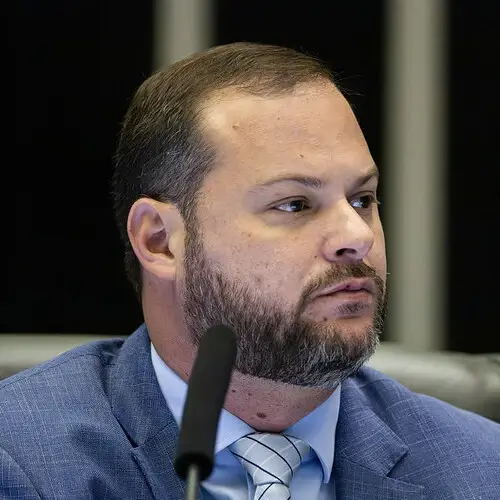 Capa da notícia: Dr. Victor Linhalis reforça ações de proteção à infância diante de novos riscos digitais