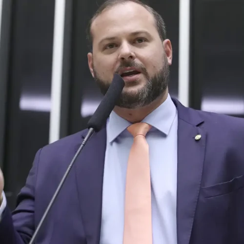 O deputado federal Dr. Victor Linhalis (Podemos-ES) discursa no plenário da Câmara (Mario Agra/Câmara dos Deputados)