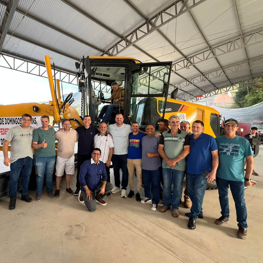 capa do post Investimentos chegam a Pedra Azul Dr. Victor Linhalis entrega patrol e equipamentos de lazer